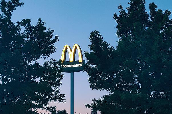 McDonald’s fa causa all’ex AD Steve Easterbrook per le relazioni segrete con le dipendenti