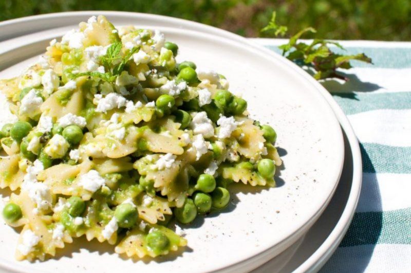pasta fredda con feta, piselli e menta