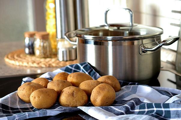 Patate: l’Efsa consiglia di togliere la buccia per evitare l’intossicazione da glicoalcaloidi