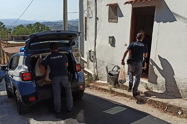 Agrigento: la Polizia porta la spesa a un anziano che non mangiava da 5 giorni