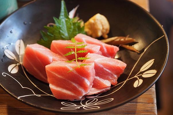 Giappone: mangia del sashimi al supermercato prima di pagarlo, YouTuber condannato per furto