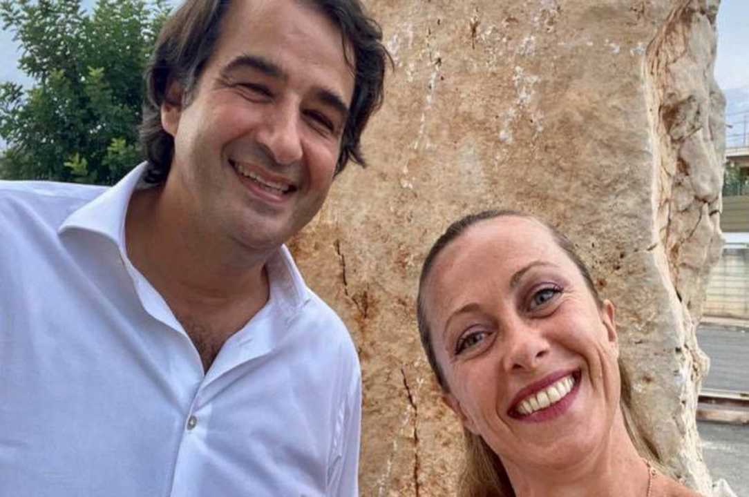 Focolaio Polignano: Raffaele Fitto e Giorgia Meloni nell’azienda ortofrutticola senza mascherina