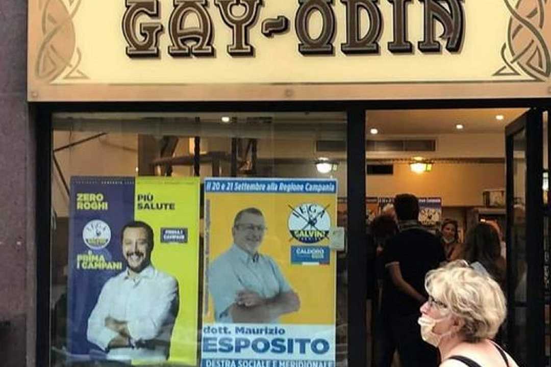 Gay-Odin, manifesti di Salvini in vetrina ma il negozio è chiuso: insegna coperta