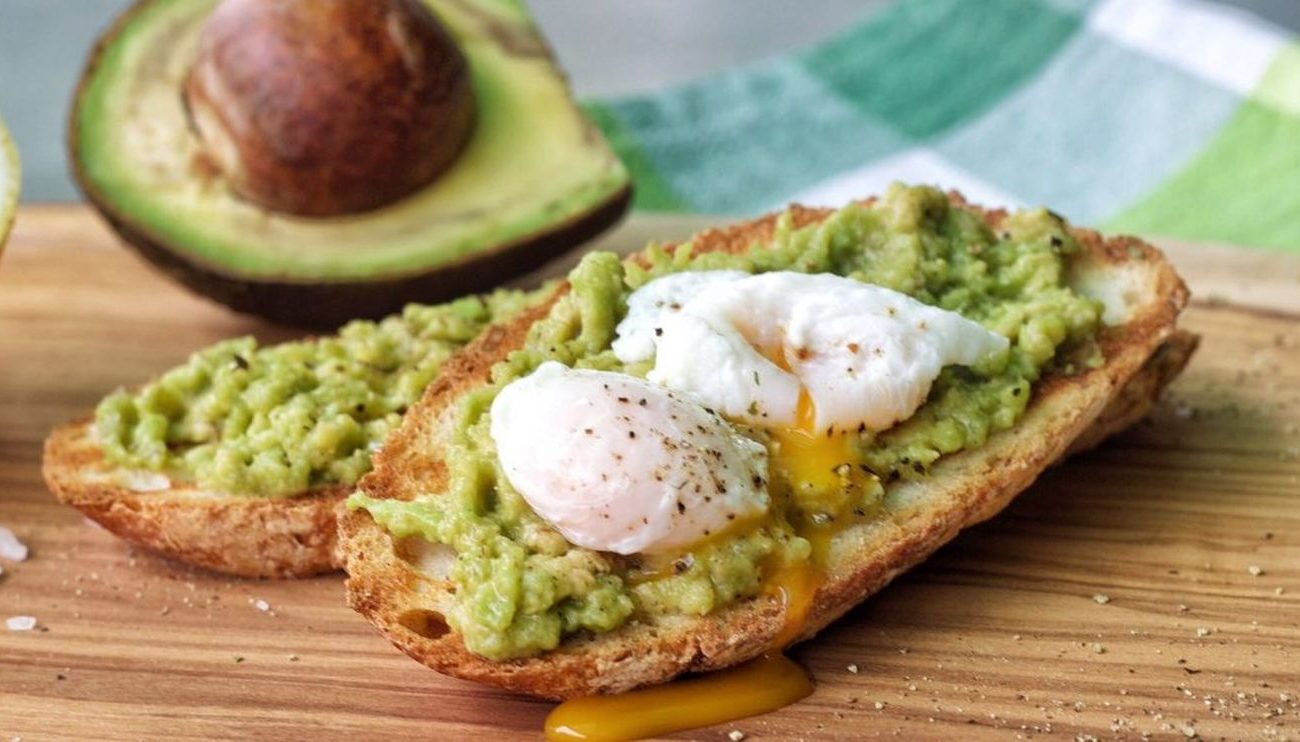 avocado toast colazione