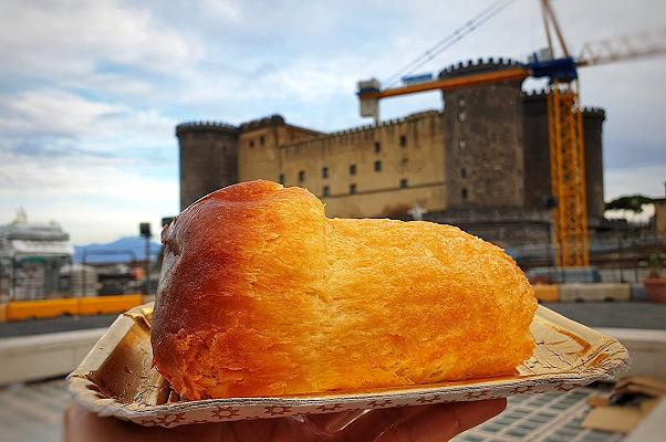 I 10 migliori babà di Napoli: le pasticcerie imprescindibili del “babka” classico