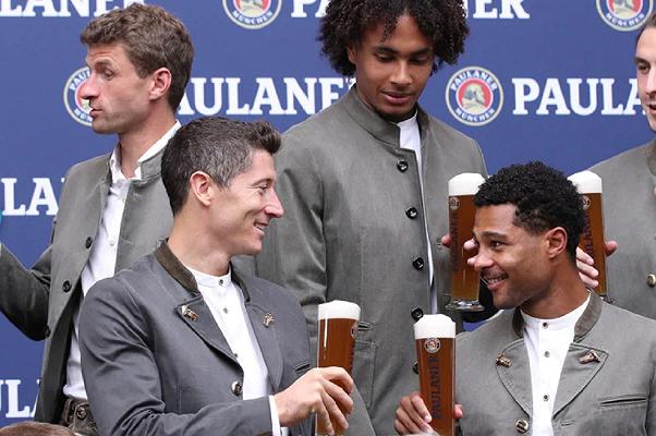 Oktoberfest cancellato, ma i calciatori del Bayern festeggiano comunque con la birra