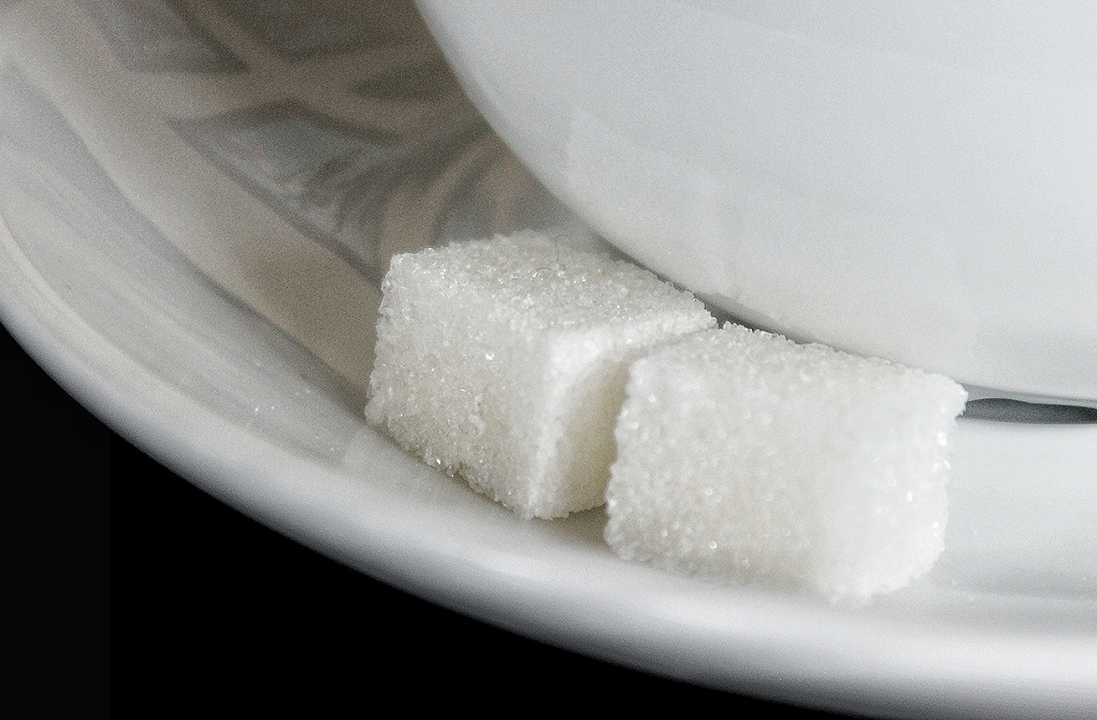 Come sostituire lo zucchero semolato nei dolci: 18 alternative (con riserva)