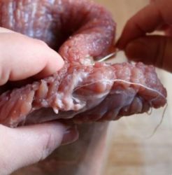 cucite una parte della tasca di vitello