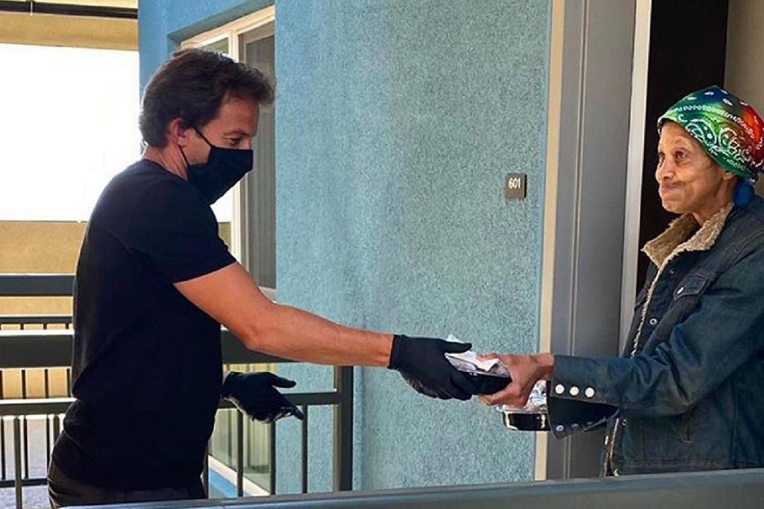 Del Piero consegna cibo ai bisognosi di Los Angeles