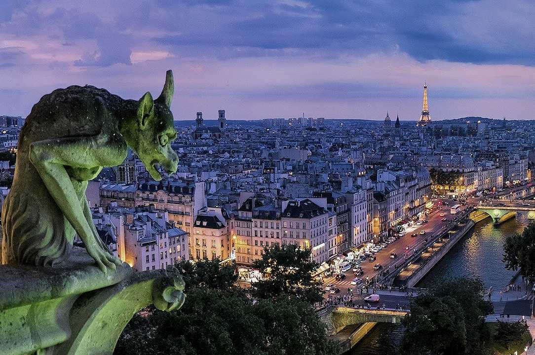Bar e ristoranti chiusi a Parigi dopo le 22 per il Coronavirus, vietate le feste