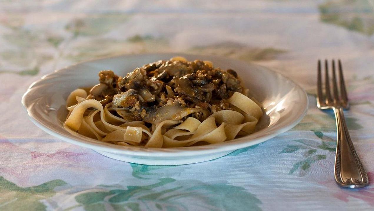 pasta-al-ragù-bianco-con-funghi