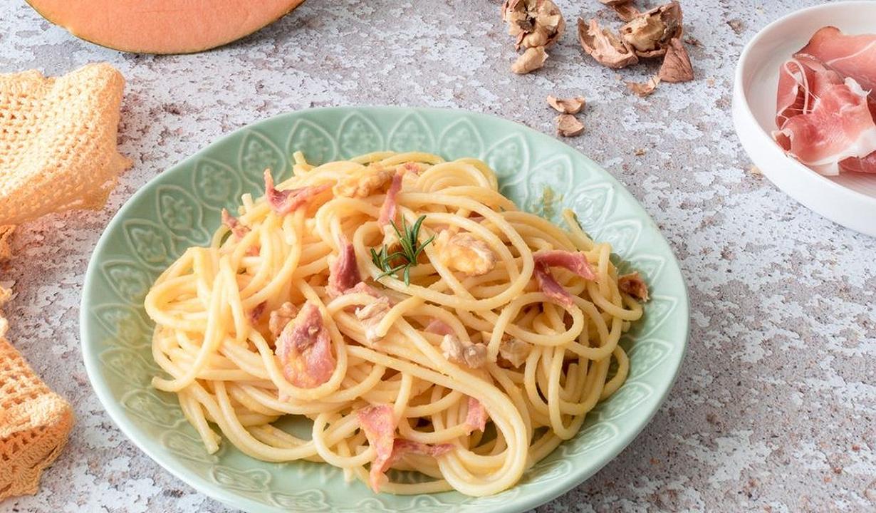 Pasta con crema di zucca, speck e noci - Dissapore