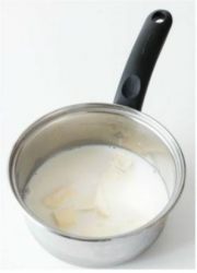 pentolino con latte e burro