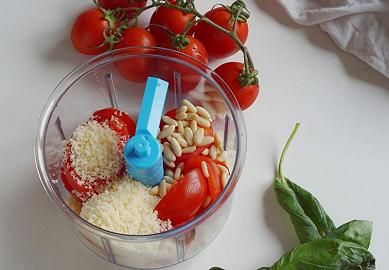 Mettete nel mixer tutto tranne la ricotta e l'olio
