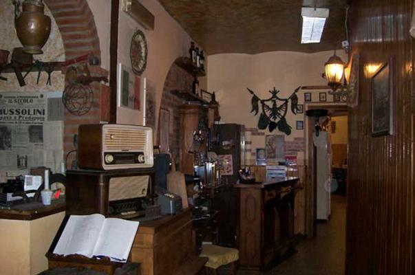 Ristorante a tema fascista scoperto a Sanfatucchio, in Umbria