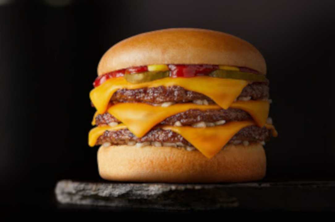 McDonald’s UK lancia Hat Trick, il triplo cheeseburger