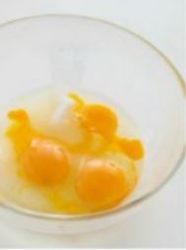 uova e zucchero in una ciotola