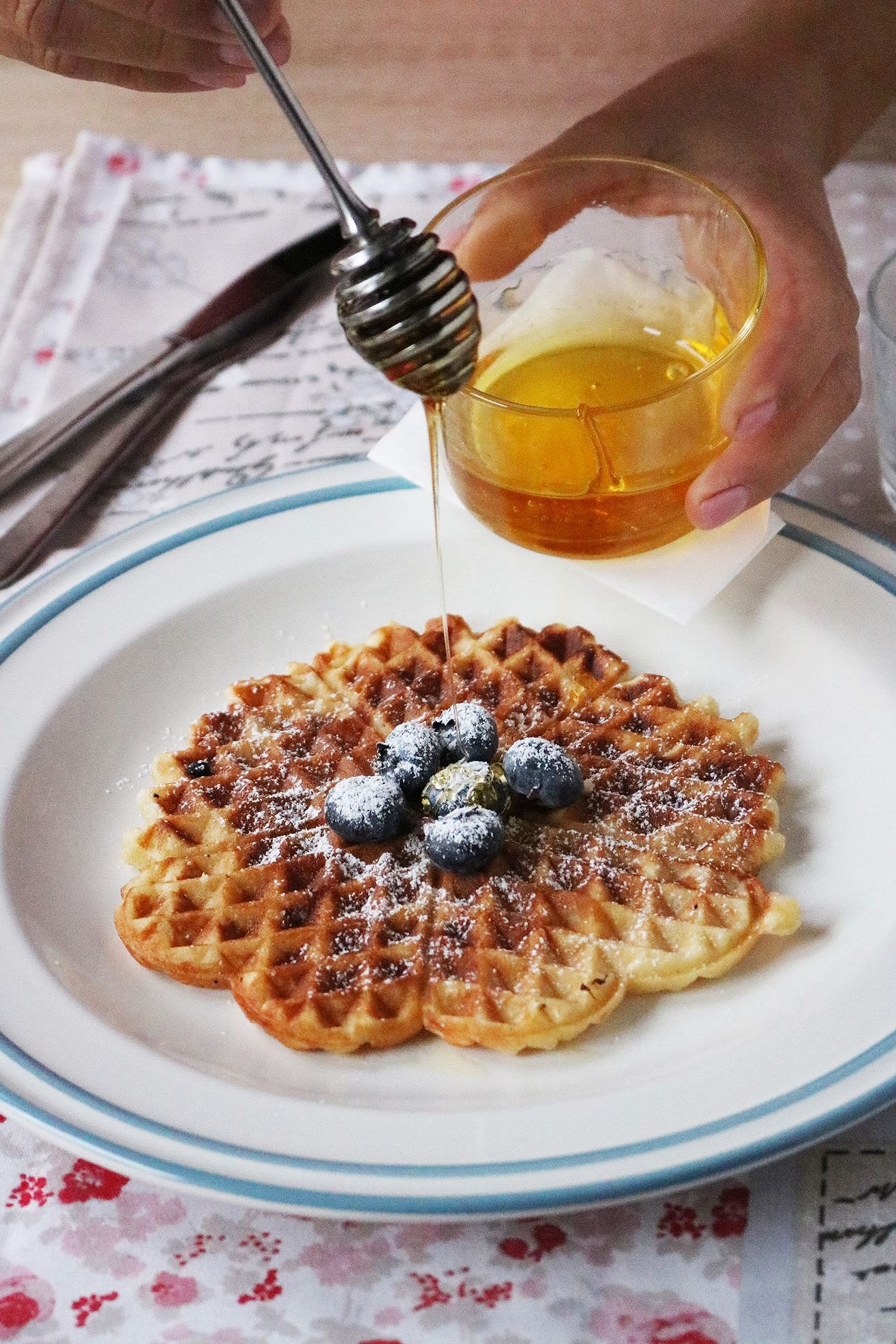 waffle alla frutta e miele piatto