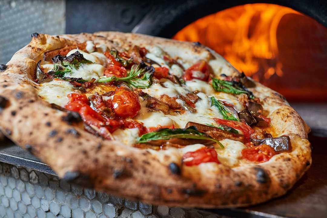Pizzerie di Napoli aperte a pranzo: il meglio da provare sulla piazza
