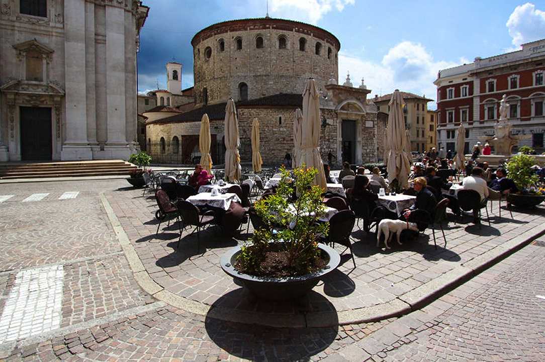 Brescia: il vescovo visita ristoranti e pizzerie chiusi