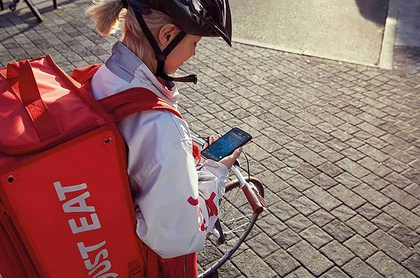 Just Eat: i rider costretti a firmare il contratto che non volevano firmare