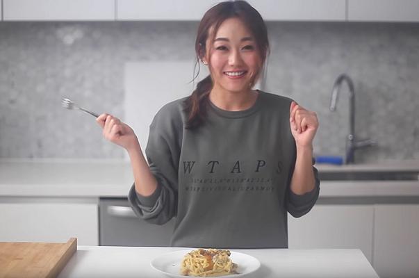 Karen Fukuhara di The Boys in cucina: la carbonara da “superterrorista” è servita