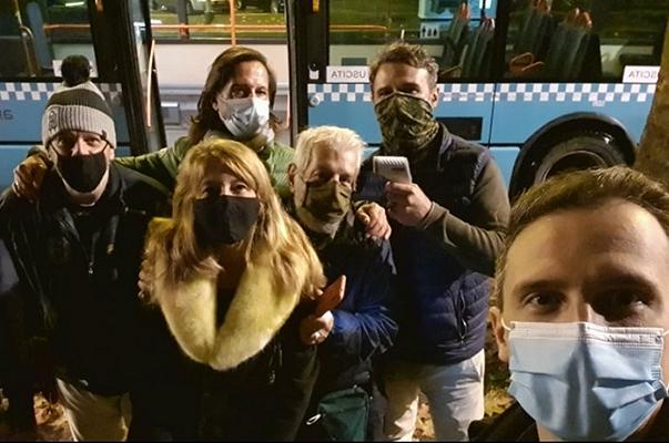 Alessandria: il presidente del Consiglio Comunale brinda su un autobus contro il Dpcm