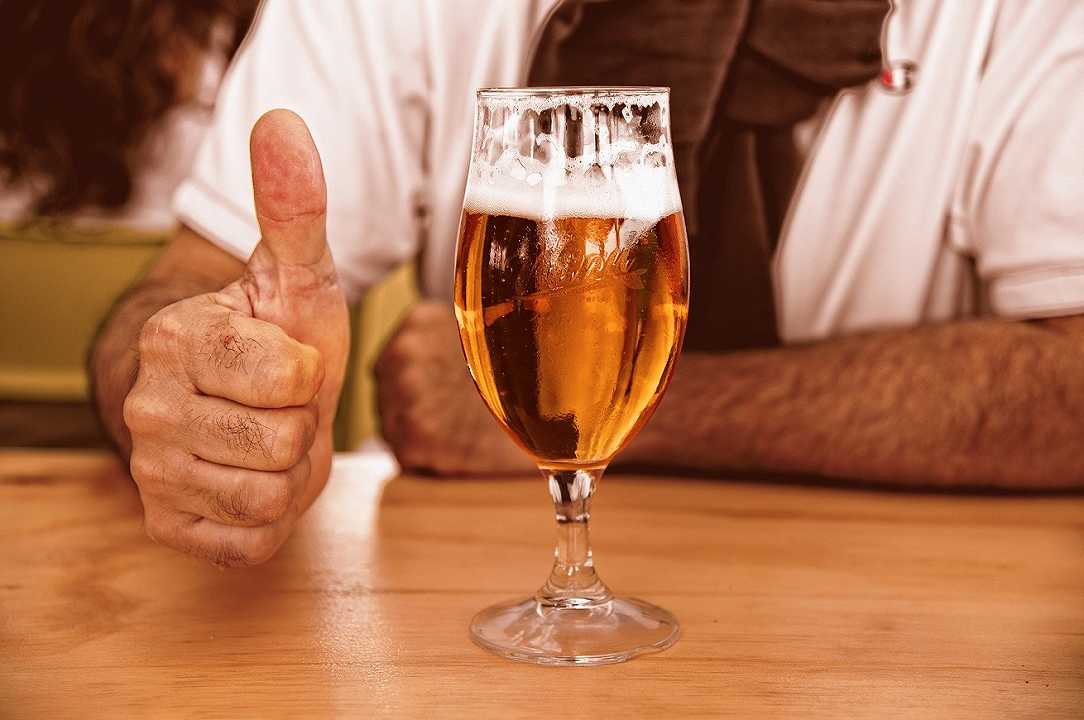 Prima birra al pub, quando avrà 21 anni: l’eredità di un padre per suo figlio