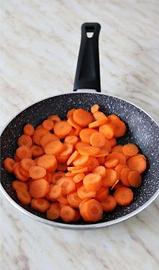 Affettate e saltate le carote
