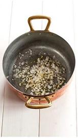 Fate rosolare cipolla e aglio