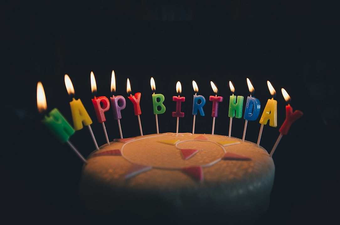Ristorante con festa di compleanno nel tavolo vicino: lo sdegno di Andrea Crisanti