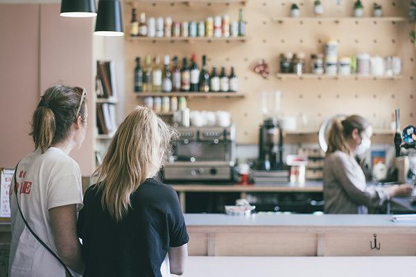 Ristoranti: come mangiare in sicurezza, spiegato da una virologa