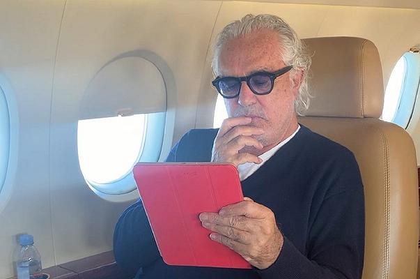 Flavio Briatore giustifica la sua pizza da 15 euro: “Gli altri che ingredienti usano per venderla a 4 euro?”