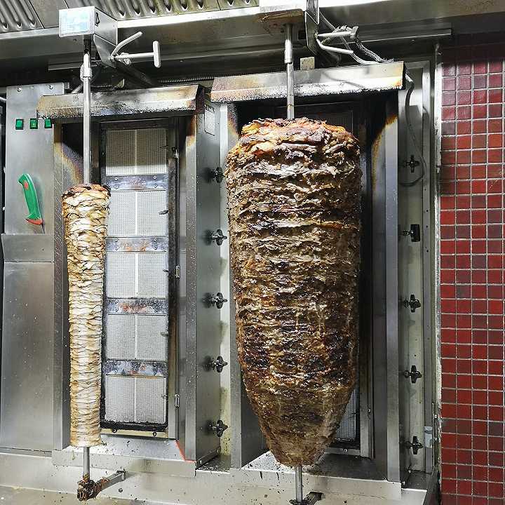 Torino, trasportava del kebab su di un furgone senza congelatore: sequestrati 120 kg di carne
