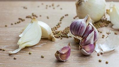 Pulite l'aglio e mettetelo in padella
