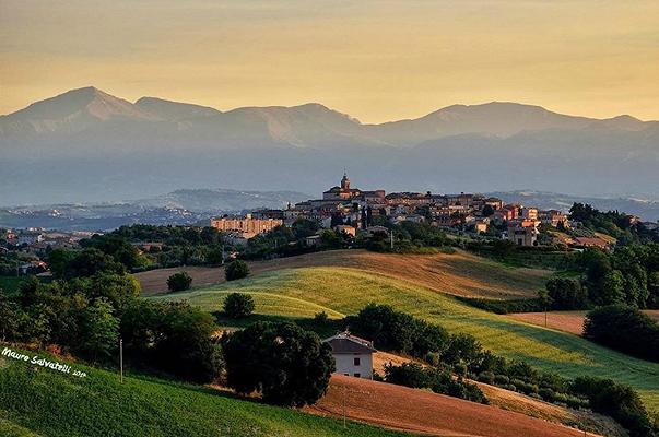 Macerata: un albergatore offre una notte in hotel per chi cena da lui