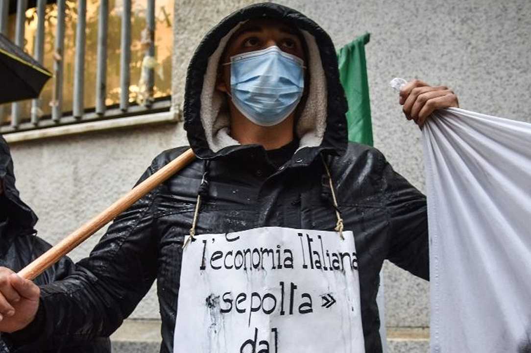 Milano, i ristoratori protestano: “rischiamo di finire in mano alla criminalità”