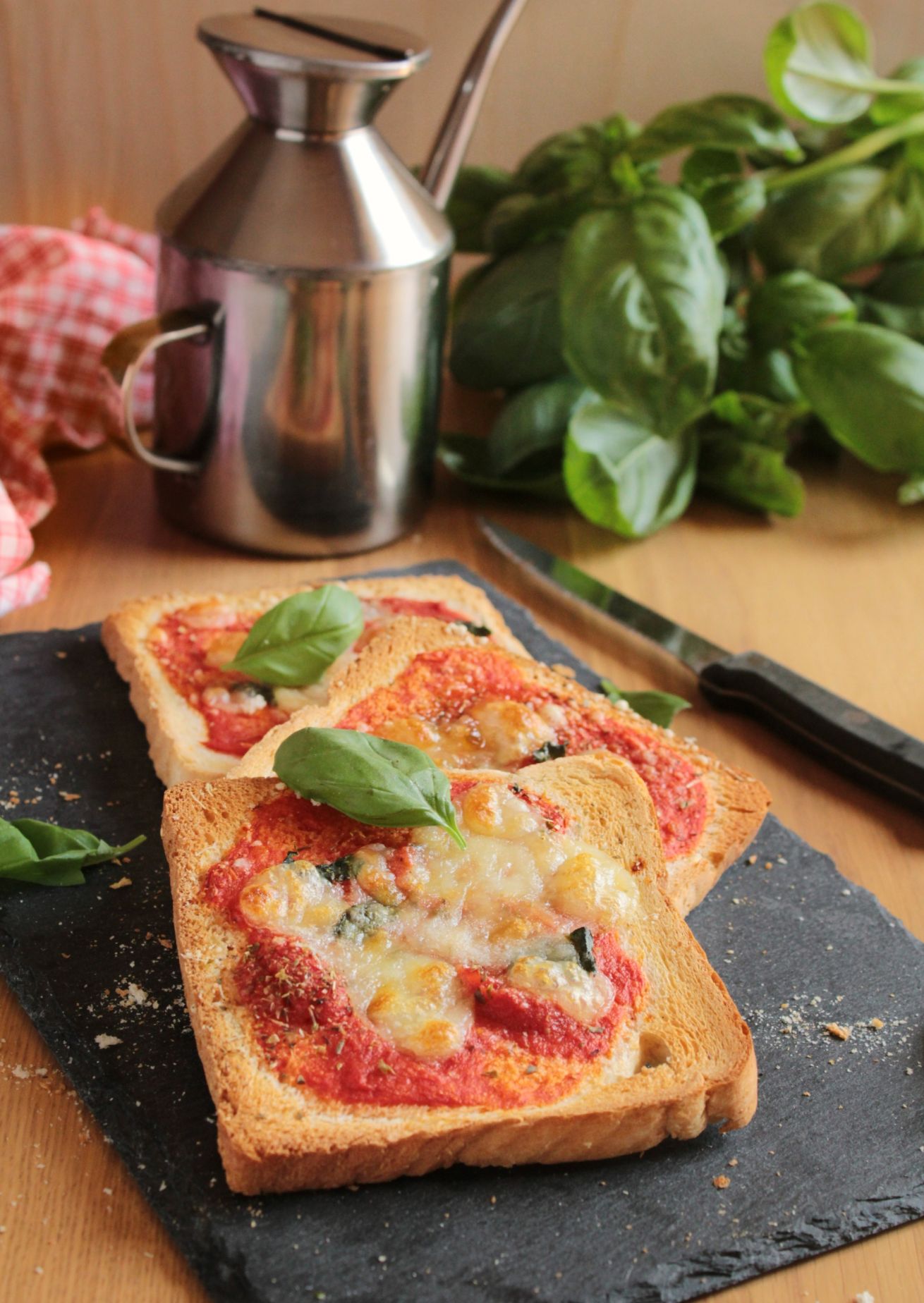 pizza toast basilico