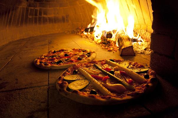 Asolo: bruciava plastica e rifiuti nel forno della pizzeria, denunciato ristoratore