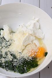Unite uova, ricotta e parmigiano agli spinaci