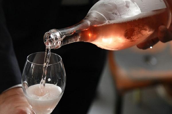 Vino: le prime bottiglie di Prosecco rosè in vendita per Capodanno