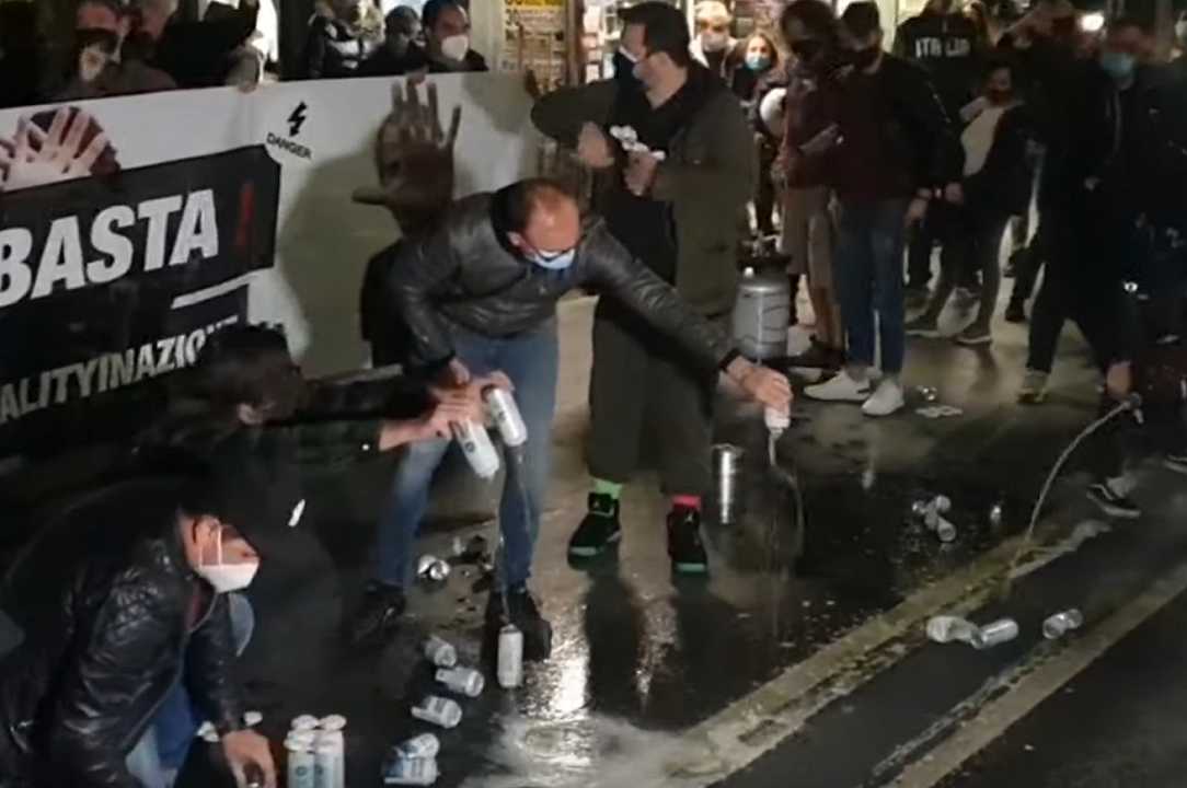 Roma: 100 litri di birra versati nelle fogne per protesta