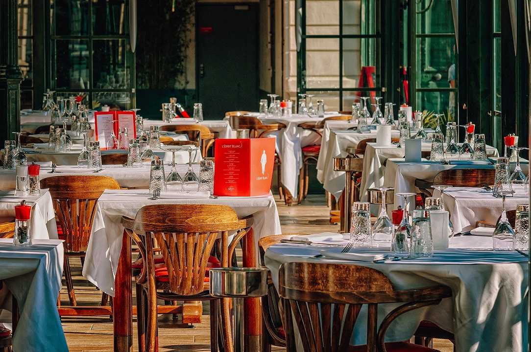 Parigi: massimo 6 persone a tavola al ristorante
