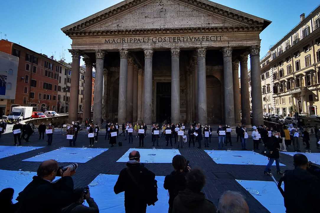 Roma, i ristoratori fischiano Matteo Salvini al flash mob: “non lo volevamo”