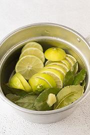 Mettete gli ingredienti, escluso lo zucchero, in pentola