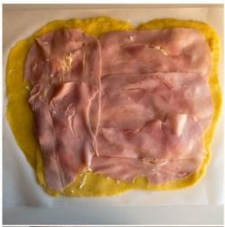 sfoglia di patate schiacciate farcita con provola e prosciutto cotto