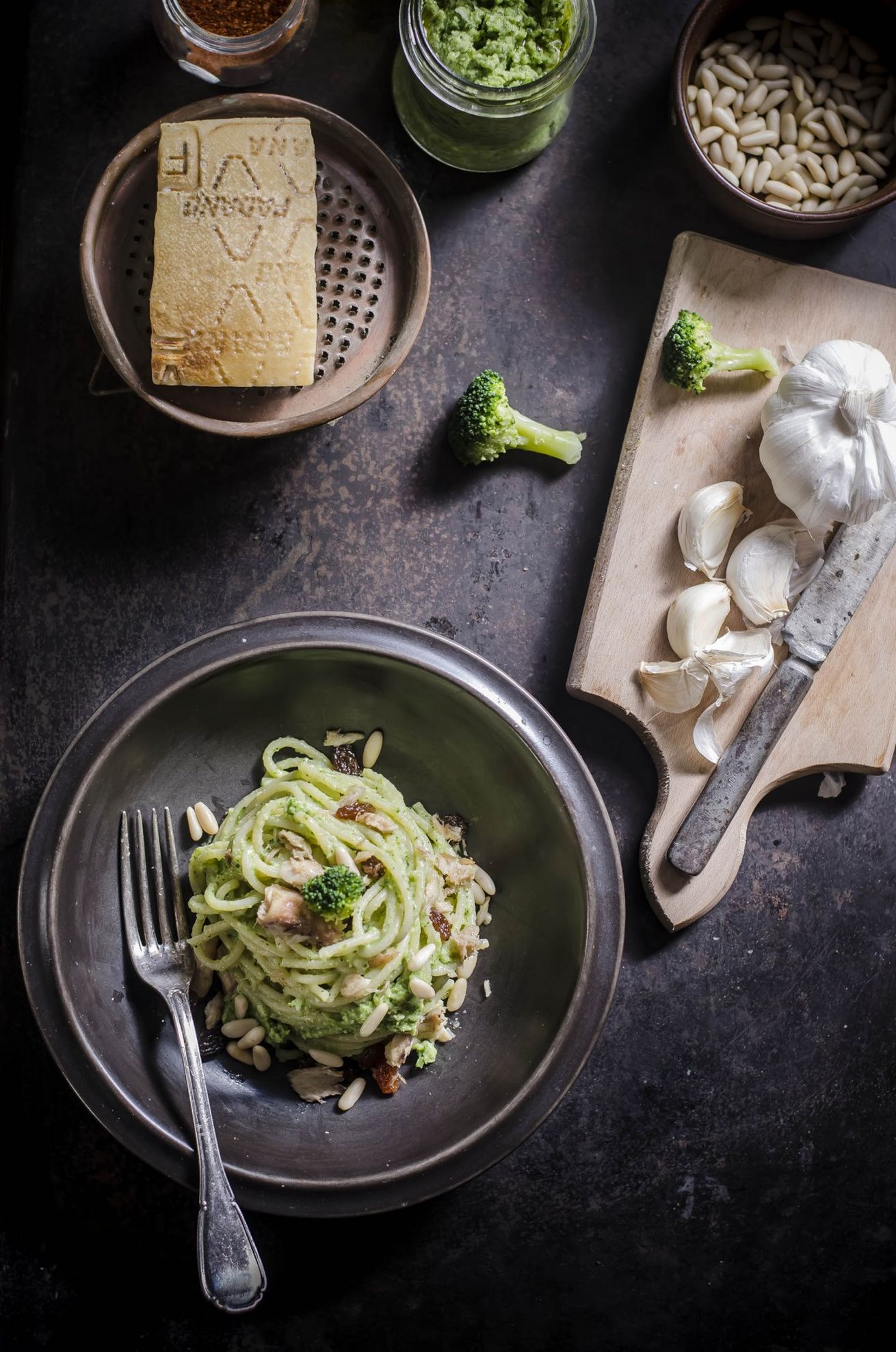 spaghetti con pesto di broccoli, sarde e uvetta piatto