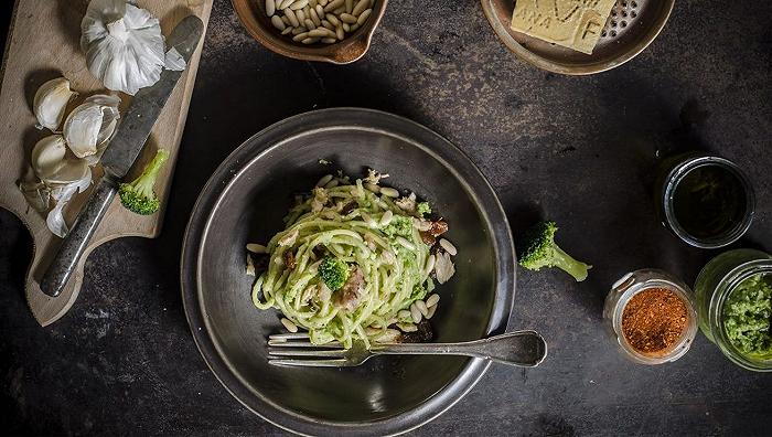 Spaghetti con pesto di broccoli, sarde e uvetta