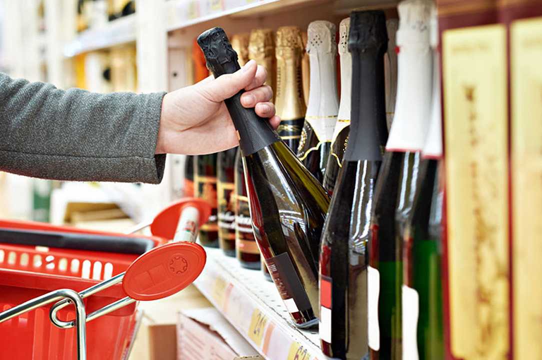 Supermercati: in Lombardia si può di nuovo comprare alcolici dopo le 18