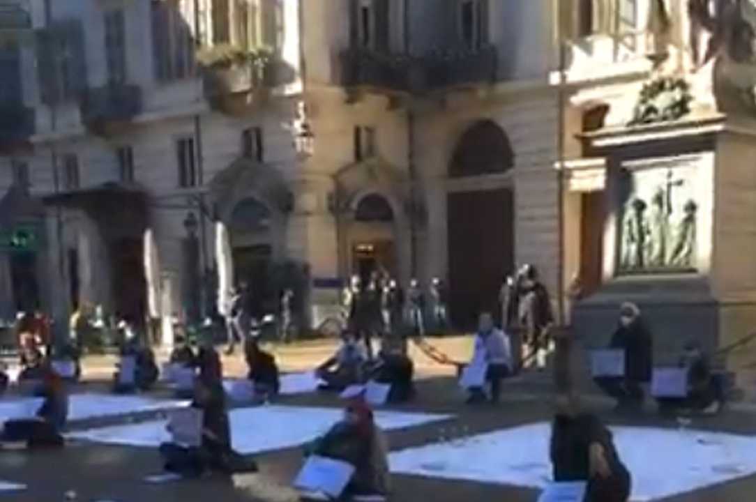 Torino: i ristoranti “apparecchiano” una protesta per terra
